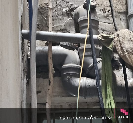 צינורות ותשתיות חשופות בקיר